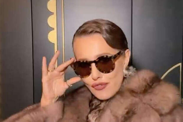 «Девочки, база?»: Ксения Собчак сразила фанатов обновленной фигурой в облегающем платье