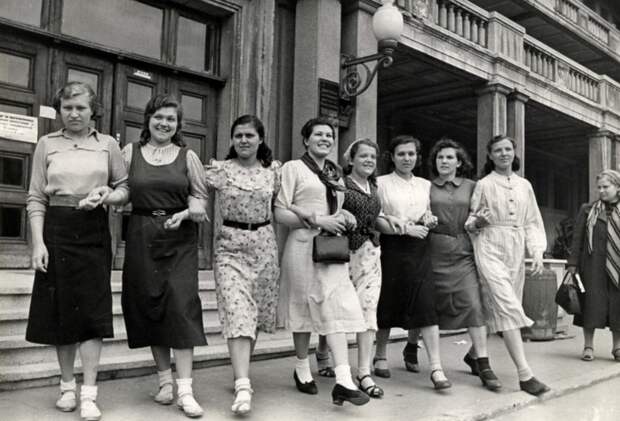Группа работниц фабрики «Красная роза», ставшая донорами крови. Москва, 1941 г.