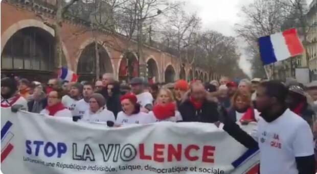 В Париже началась акция движения «красных платков»