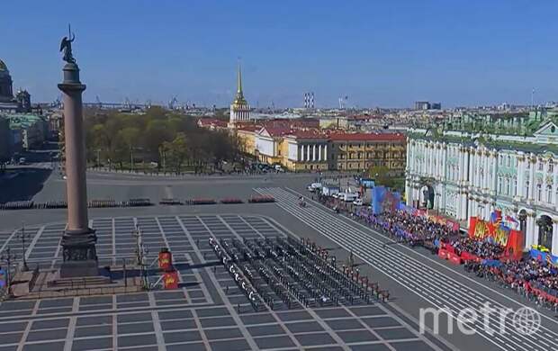 Более четырех тысяч военных участвовали в шествии на Дворцовой площади