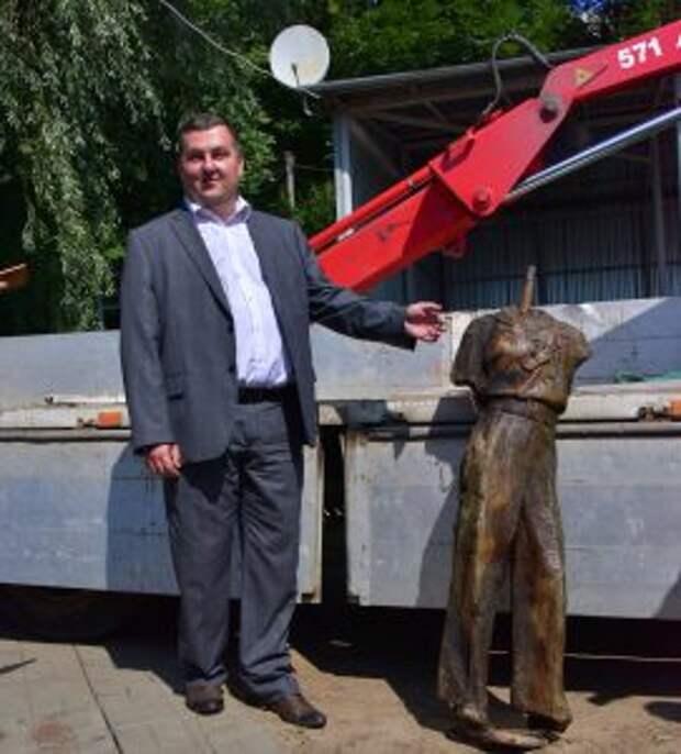 Глава управы района Южнопортовый Сергей Никитин со скульптурой/Денис Афанасьев, «Юго-Восточный курьер»