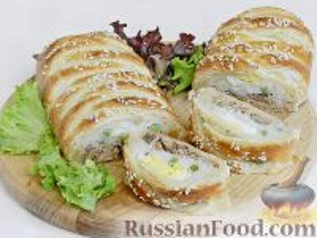 Фото к рецепту: Слоеный пирог с тунцом, рисом и яйцами