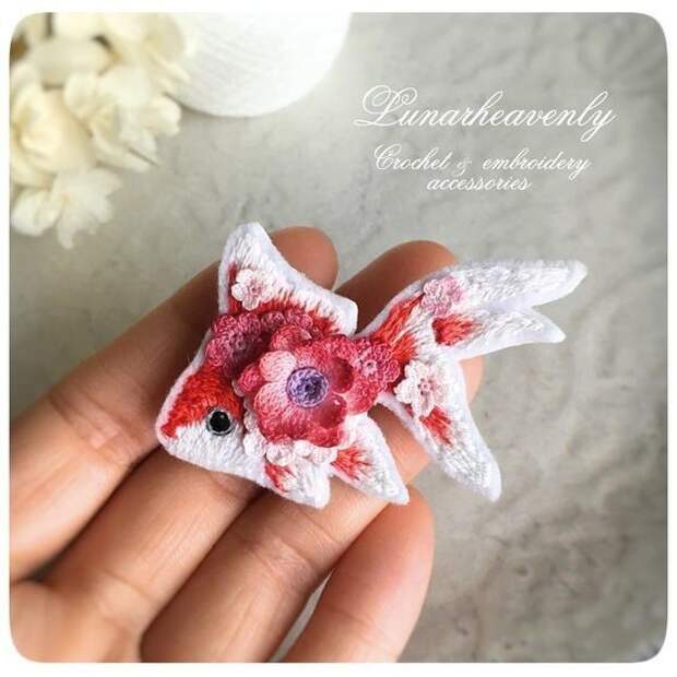 Изысканное сочетание вышивки и вязания: нежные зверята-броши от Lunarheavenly