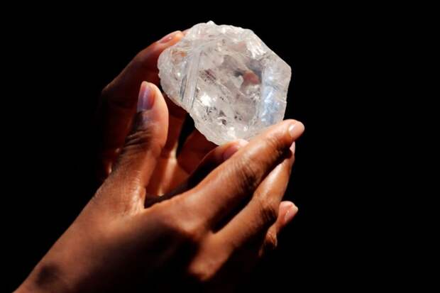 Прозрачный бесцветный алмаз ювелирного качества массой 1109 карат (221,8 г) был найден канадской горнодобывающей компанией Lucara Diamond Corporation на руднике Карове в северной части Центральной Ботсваны в конце 2015 года Graff, Стоимость, алмаз, драгоценность, покупка, размер, ювелир