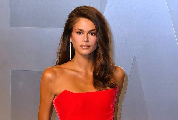 Дочь Синди Кроуфорд в крошечном бикини и с возлюбленным попала в объективы папарацци