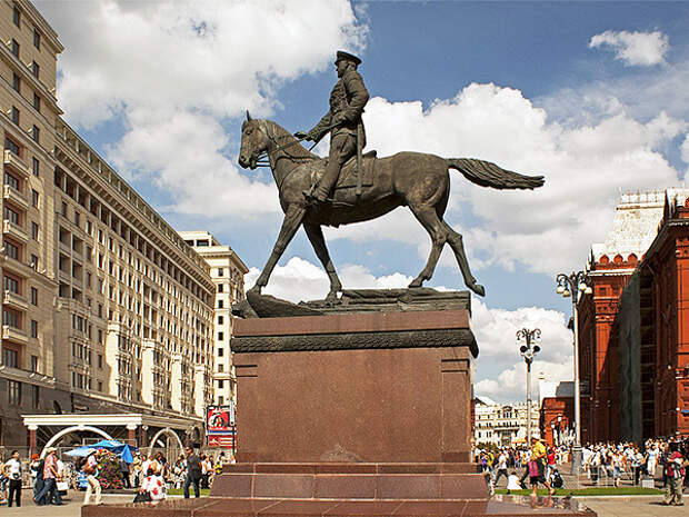 Памятник Геогрию Жукову на Манежной площади(2020)|Фото: tournavigator.net