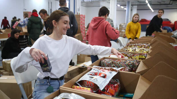 Сладости и теплые вещи: столичные НКО собирают подарки для детей и бойцов СВО