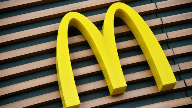 Логотип на здании ресторана быстрого питания сети McDonald's - РИА Новости, 1920, 18.05.2022