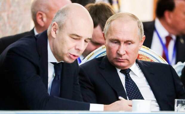 На фото: первый вице-премьер РФ - министр финансов РФ Антон Силуанов и президент России Владимир Путин (слева направо)