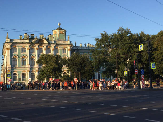 Петергоф отдыхает от китайских толп