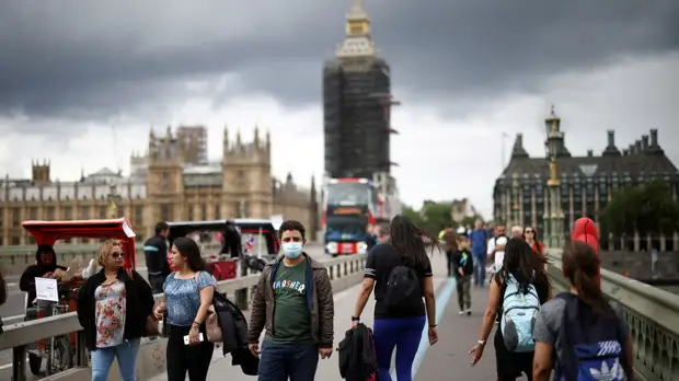 Туристы из Франции обязаны будут соблюдать карантин в Англии после вакцинации