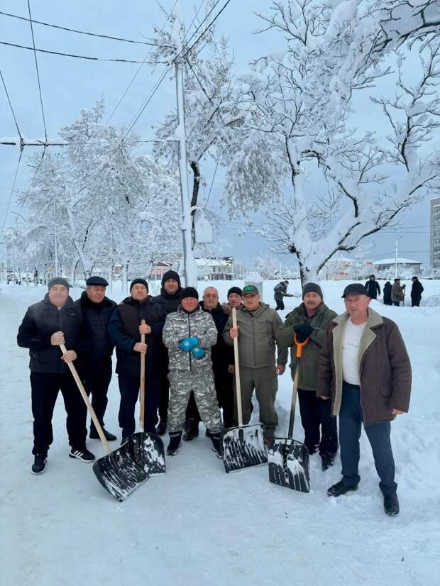 В Майкопе идёт активная расчистка территорий от снега