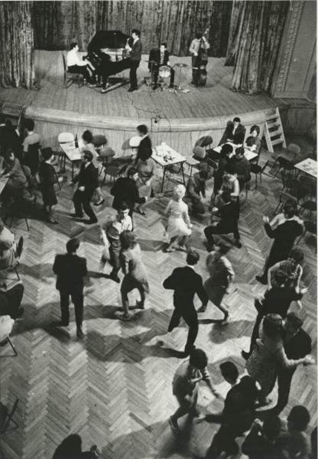 Твист в рабочем клубе. Дмитрий Бальтерманц, 1960-е, из архива МАММ/МДФ.