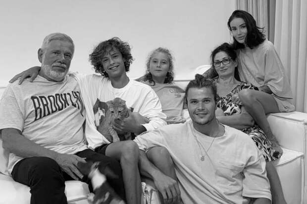 Блогер Айза снялась с родителями, мужем и детьми