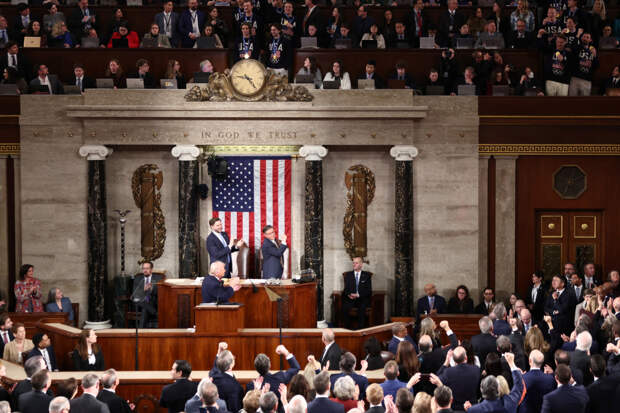 Трамп надел золотую медаль Олимпиады-2026 и отказался ее возвращать