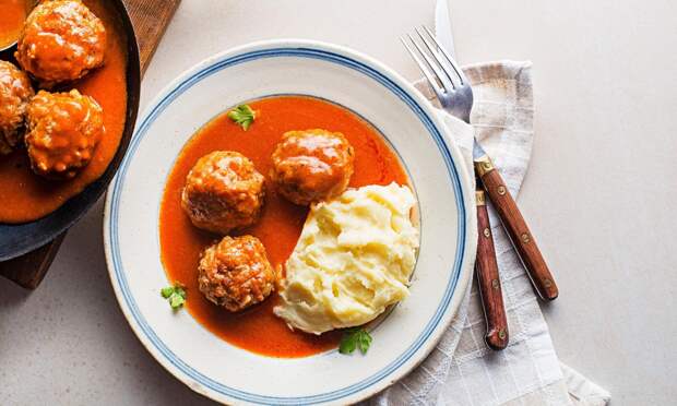 Постные тефтели: 2 невероятных рецепта с гречкой или рисом в томатном соусе