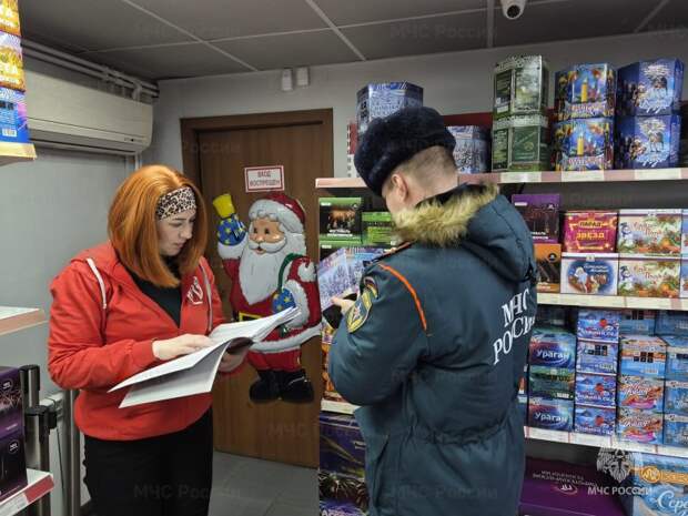 Спасатели МЧС проверили точки продажи пиротехники в Туле