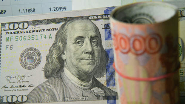 Курс доллара поднялся выше 73 рублей впервые с 8 июня 