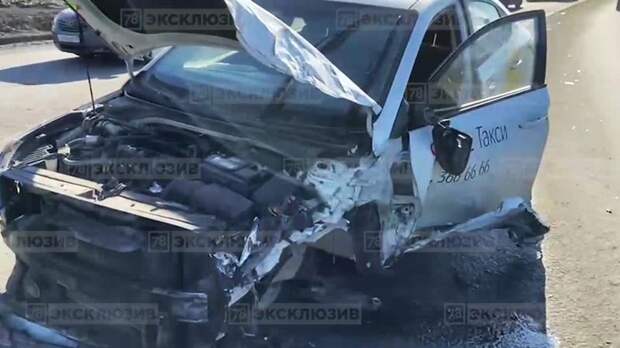Пассажир такси пострадал в серьёзной аварии с Volkswagen на Парковой