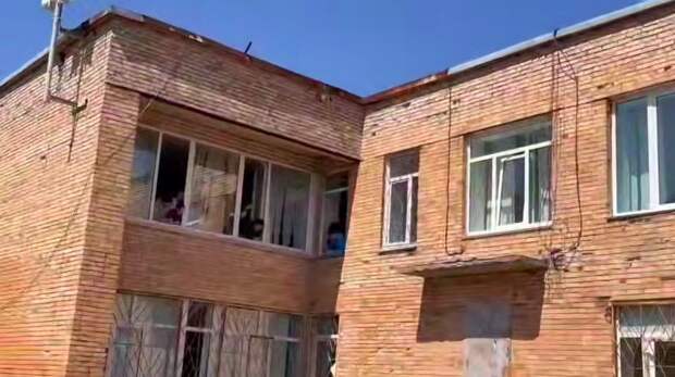 Уроки в развалинах и плесени: во Владивостоке проверяют школу на предмет халатности