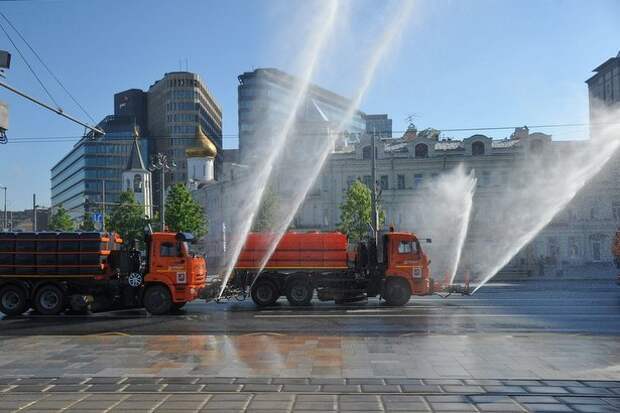 В Москве из-за жары коммунальные службы стали чаще поливать дороги