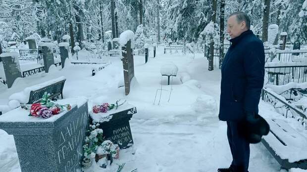Беглов возложил цветы на могилу писателя Даниила Гранина