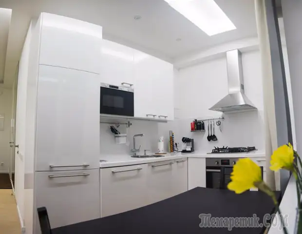 Черно-белая магия питерской сталинки с потолком-хамелеоном