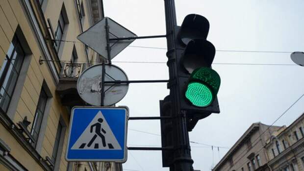 Азаров опубликовал видео с «уставшим» дорожным знаком в Киеве