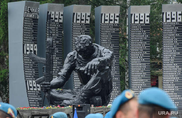 Возложение цветов к мемориалу Чёрный тюльпан в День воздушно-десантных войск. Екатеринбург, мемориал черный тюльпан, день вдв, день воздушно-десантных войск