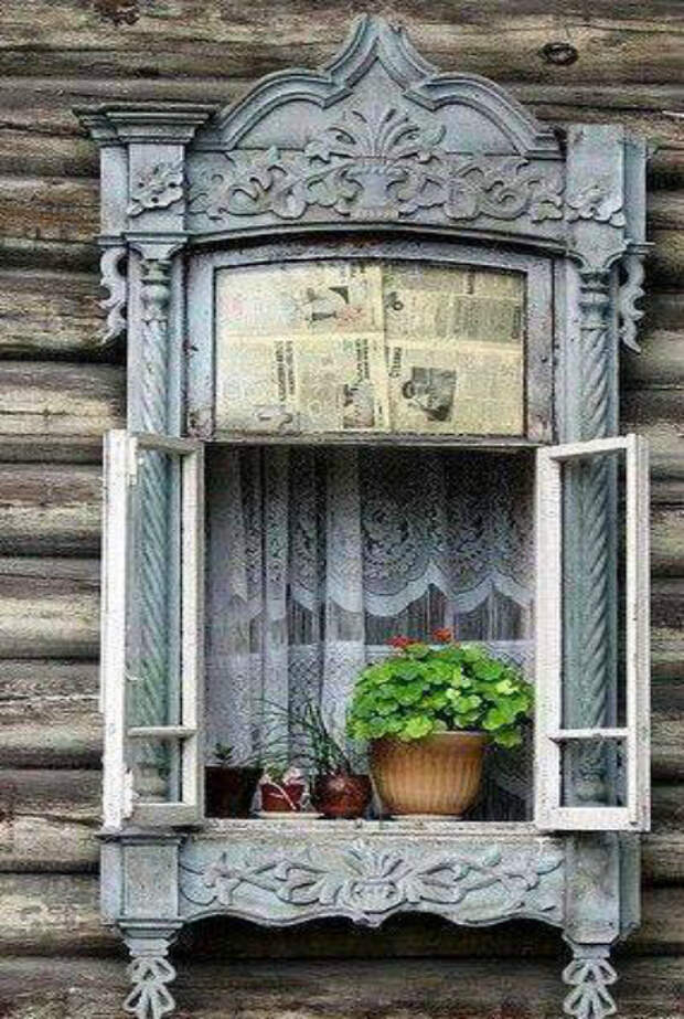 Окно в красивой резной раме. Сибирь, Россия.