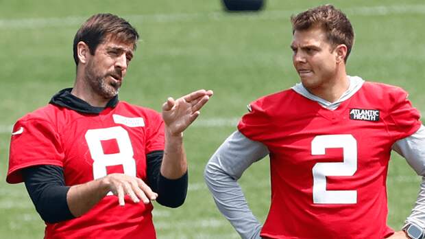 aaron rodgers talks to zach wilson at practice