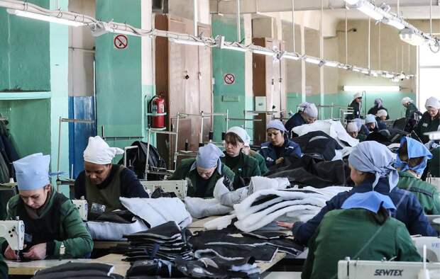 Заключенные на швейной фабрике в Можайской женской исправительной колонии №5 Сергей Савостьянов/ТАСС