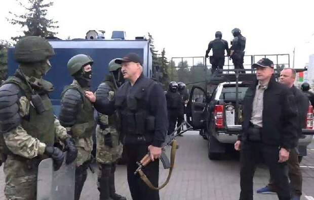 На пороге эпохи титанов — Лукашенко и толпа На пороге эпохи титанов — Лукашенко и толпа