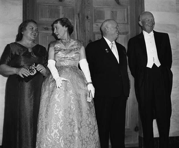 Первая леди СССР Нина Хрущева, первая леди США Мейми Эйзенхауэр, секретарь ЦК КПСС Никита Хрущев и президент США Дуайт Эйзенхауэр. / Фото: interesnoznat.com