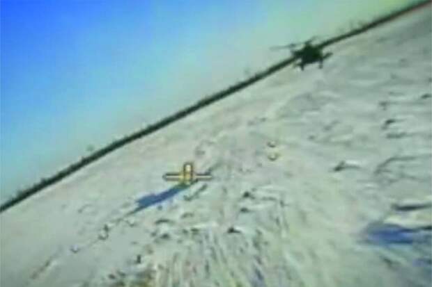 Украинский дрон промахнулся по российскому вертолету и попал на видео