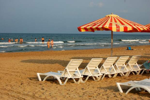 Туристов не пускают в Черное море: почему и где теперь нельзя купаться