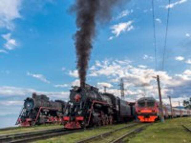 Россия. Озеро Байкал. Two old steam locomotives and a modern electric locomotive on the Circum-Baikal Railway, Baikal lake, Russia. Фото tilpich.ya