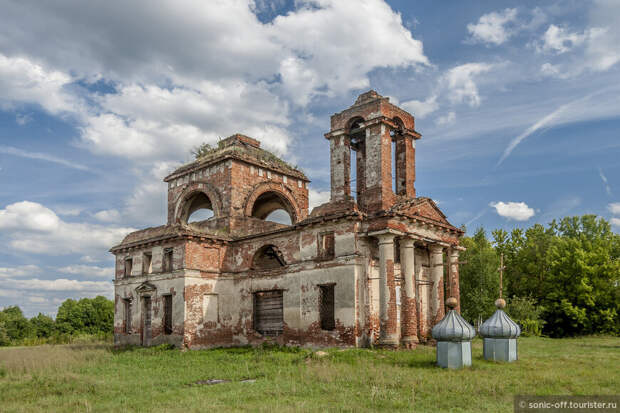 Церковь Богоявления Господня в Пекшево построена в 1826 году на средства купчихи Александры Нечаевой.