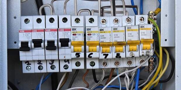 Электрическая ловушка: почему замена старого автомата в щитке может привести к пожару