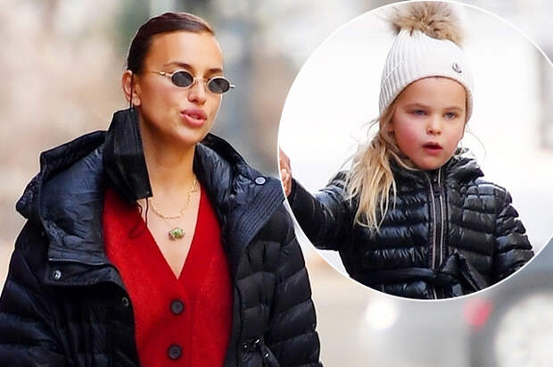 Рождественский настрой: Ирина Шейк в красном кардигане на прогулке с дочерью Леей