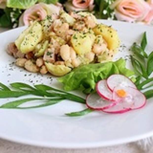 Горячий салат из молодого картофеля с ветчиной и фасолью
