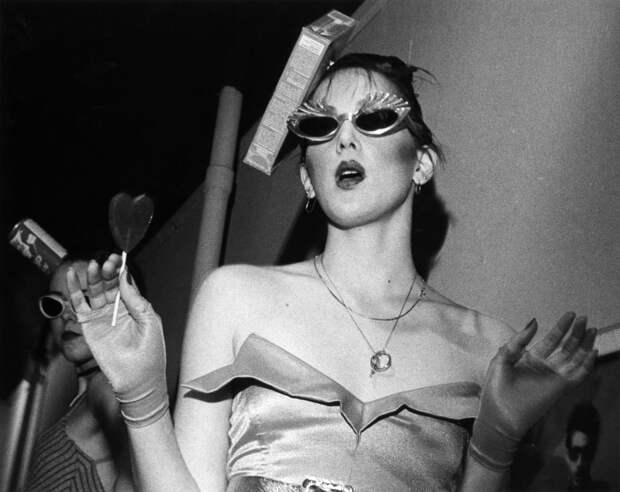 Бросил Гарвард, шил шляпки Мэрилин Монро, а потом придумал уличную моду