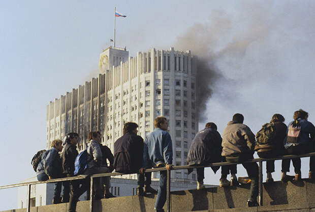 Конституционный кризис 1993 года. Молодежь наблюдает за штурмом Дома советов РФ.