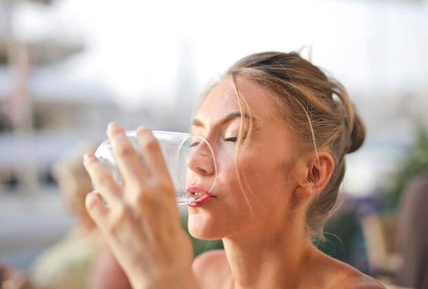 Сколько воды нужно пить в жару летом
