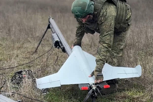 «Куда укажешь — туда и пикирует»: операторы боеприпаса «Куб» уничтожили скопление противника