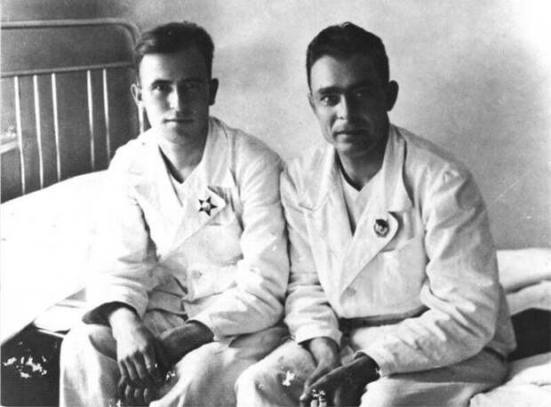 Л. И. Брежнев с сослуживцем в госпитале после ранения. 1943 г.  история, ретро, фото