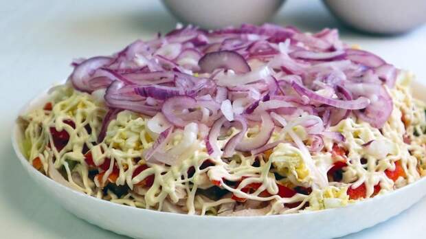 Вкусный салат с копченой курицей и красным маринованным луком