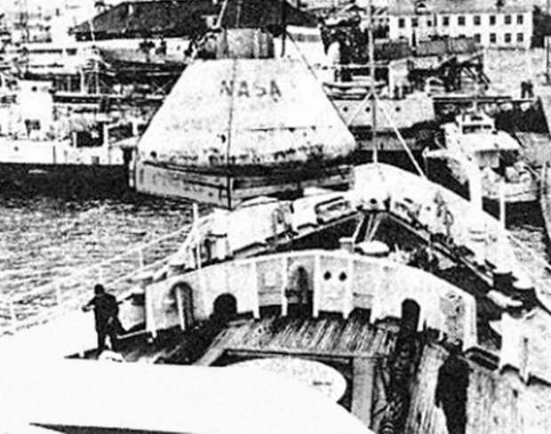 Погрузка капсулы на американский корабль 70-е, СССР, Союз-Апполон