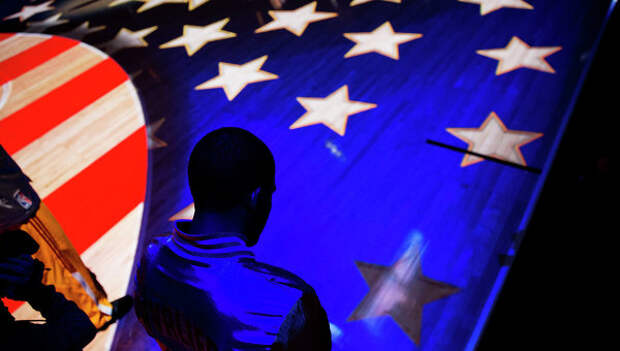 Человек на фоне американского флага. Архивное фото