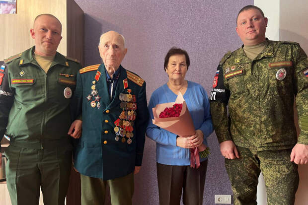 В Челябинске военные полицейские ЦВО навестили ветерана накануне Дня Победы